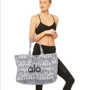 Alo yoga large grey tie dye large shopper tote